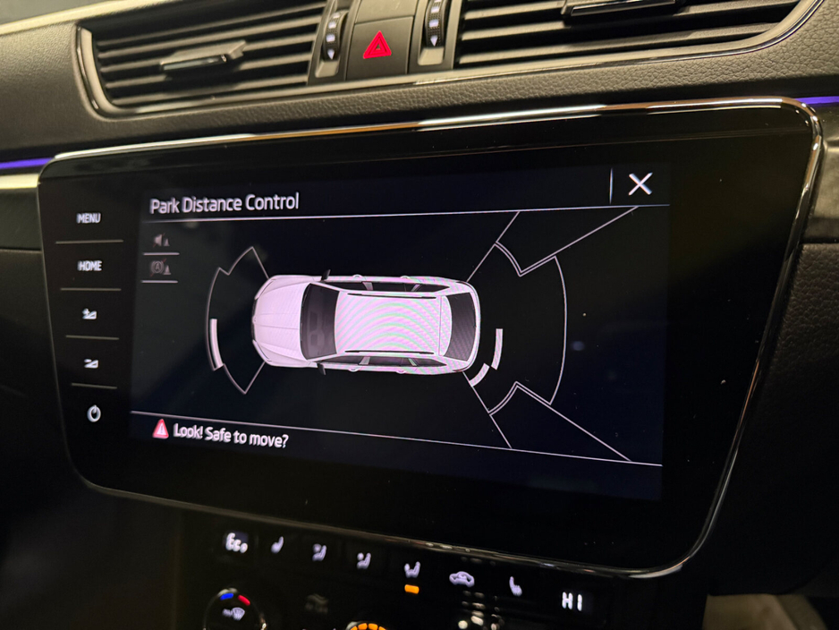2022 Skoda Superb - image 12