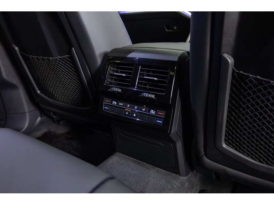 2021 Volkswagen Touareg - image 15