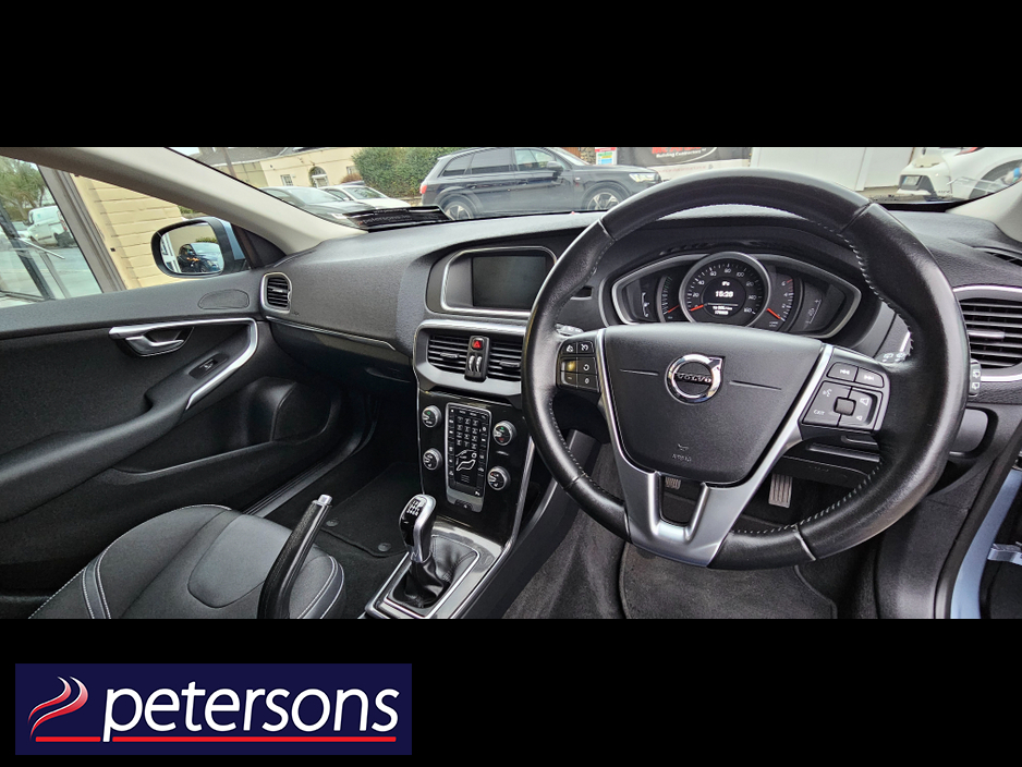 2017 Volvo V40 2.0 D2 MOMENTUM NAV + 120BHP 5DR €12,950