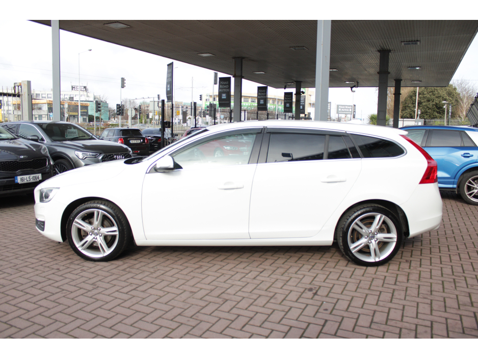 2018 Volvo V60 - image 7