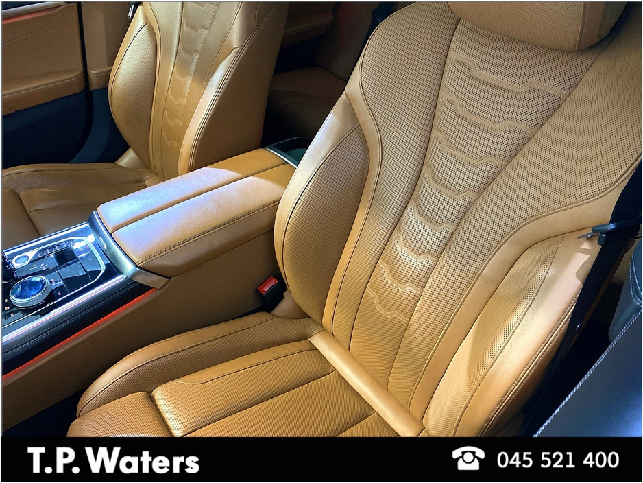 2020 BMW 8 Series - image 15