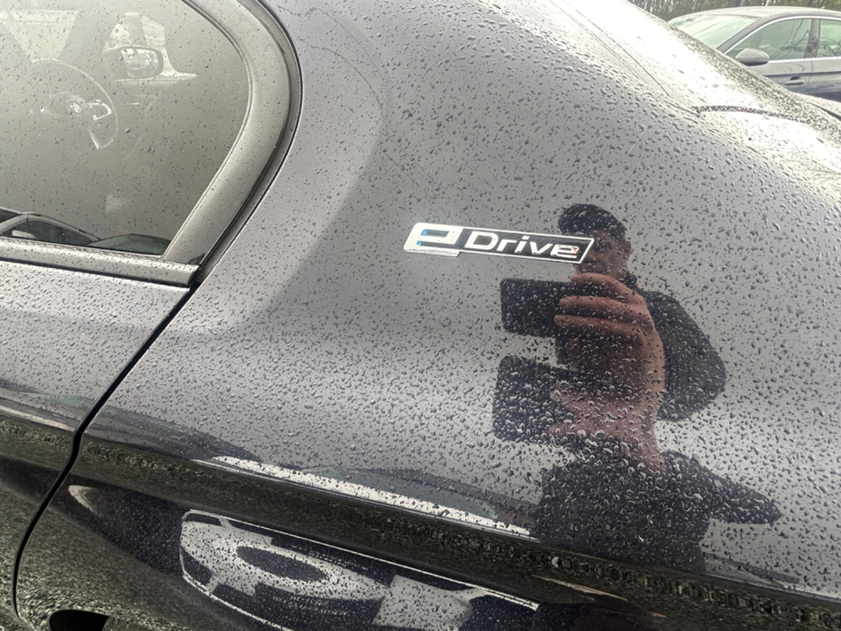 2018 BMW 5 Series - image 10