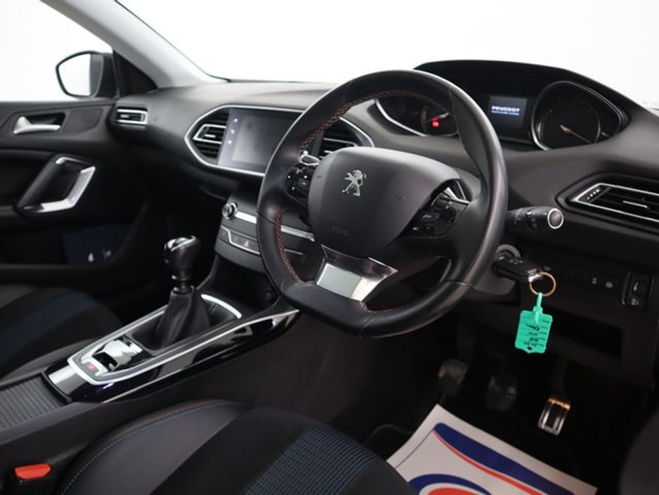 2020 Peugeot 308 - image 9