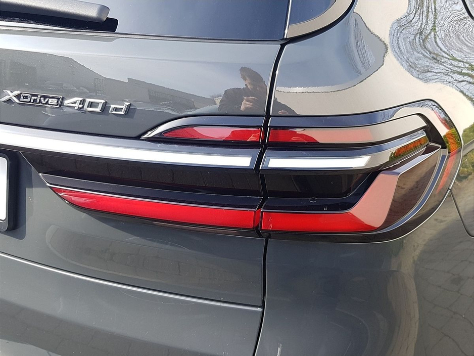 2023 BMW X7 - image 18