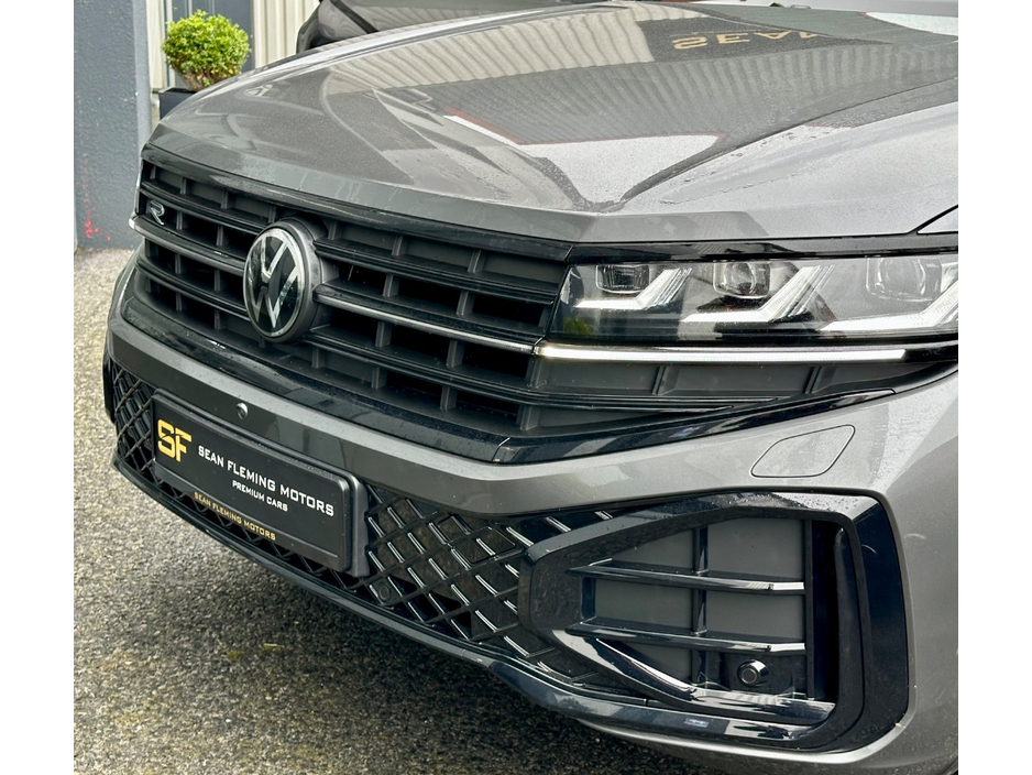 2025 Volkswagen Touareg - image 6