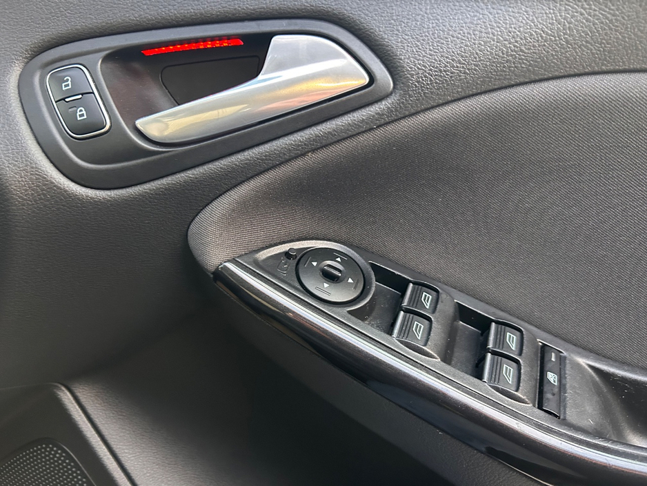 2018 Ford Focus - image 17