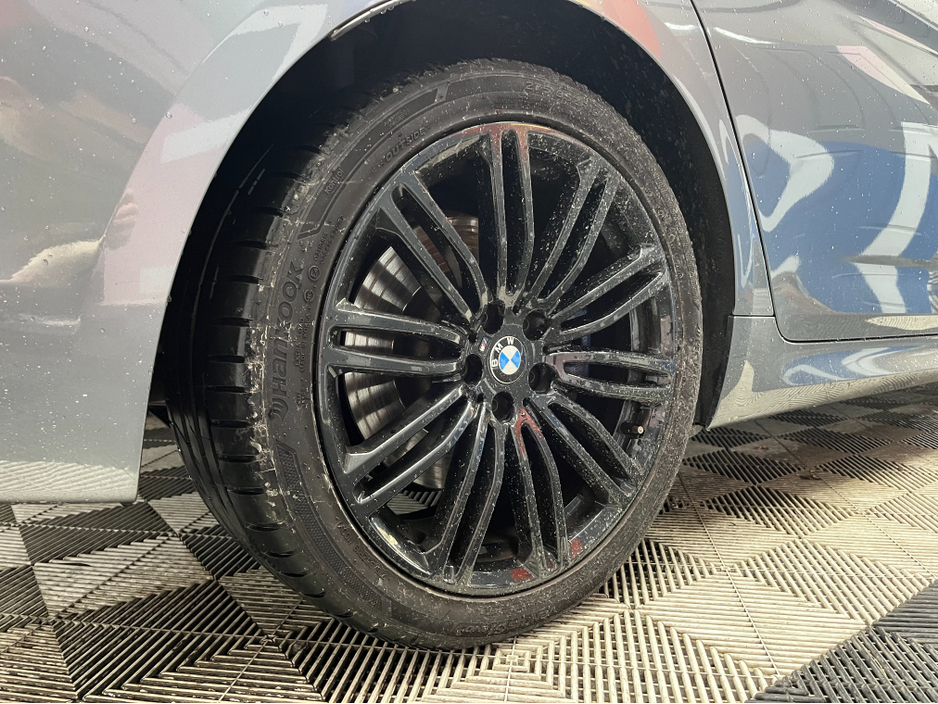 2019 BMW 5 Series - image 7