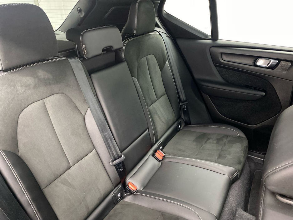 2022 Volvo XC40 - image 10