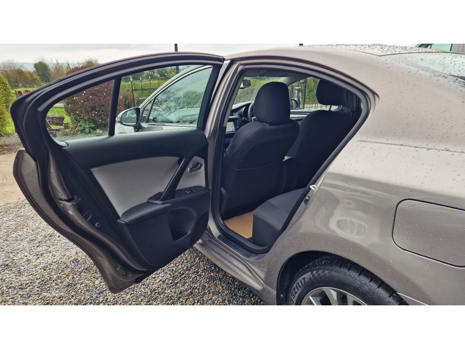 2016 Toyota Avensis - image 2