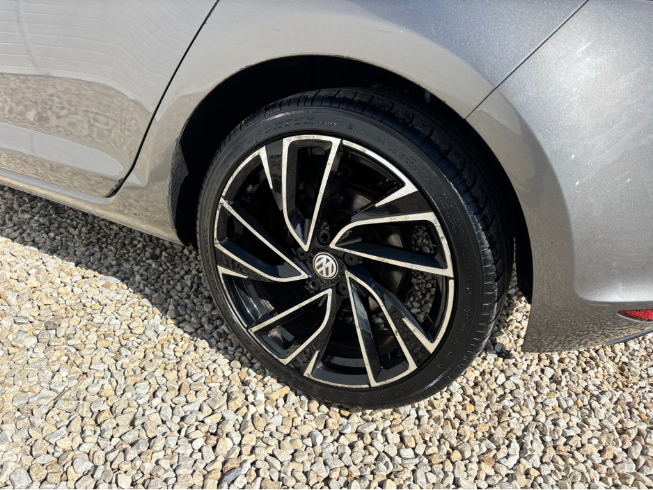 2015 Volkswagen Golf - image 11