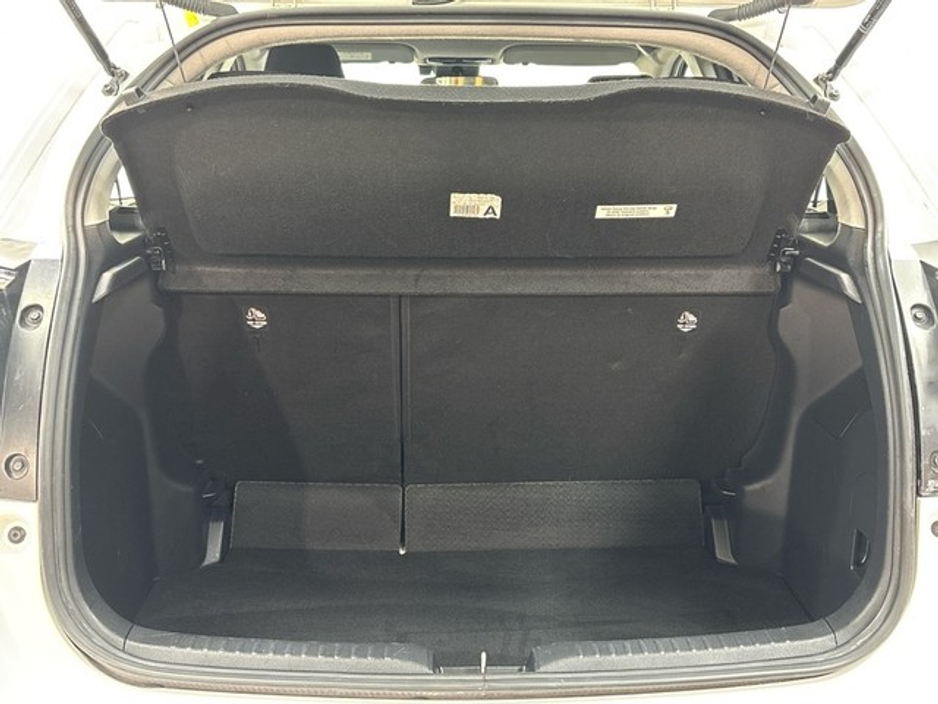 2022 Toyota Yaris - image 10