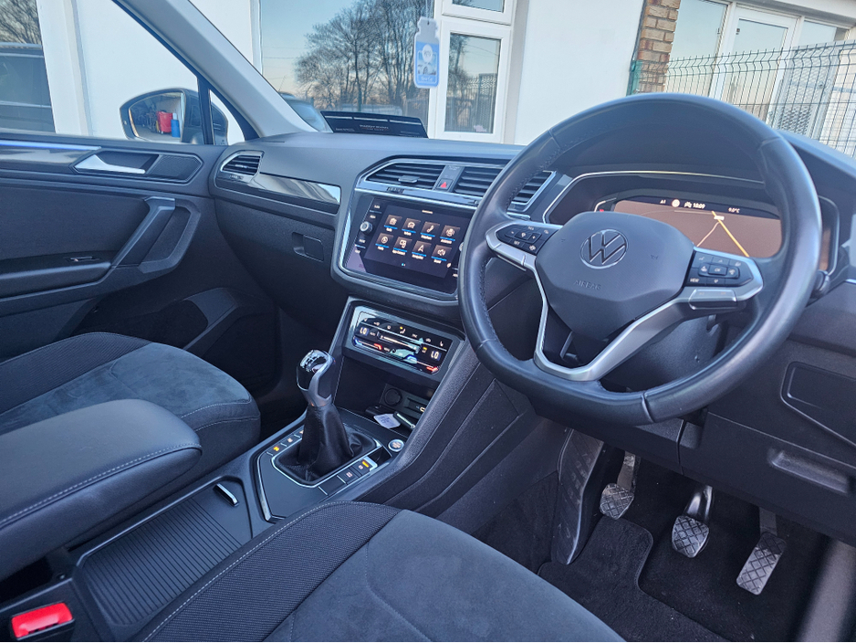 2023 Volkswagen Tiguan - image 19