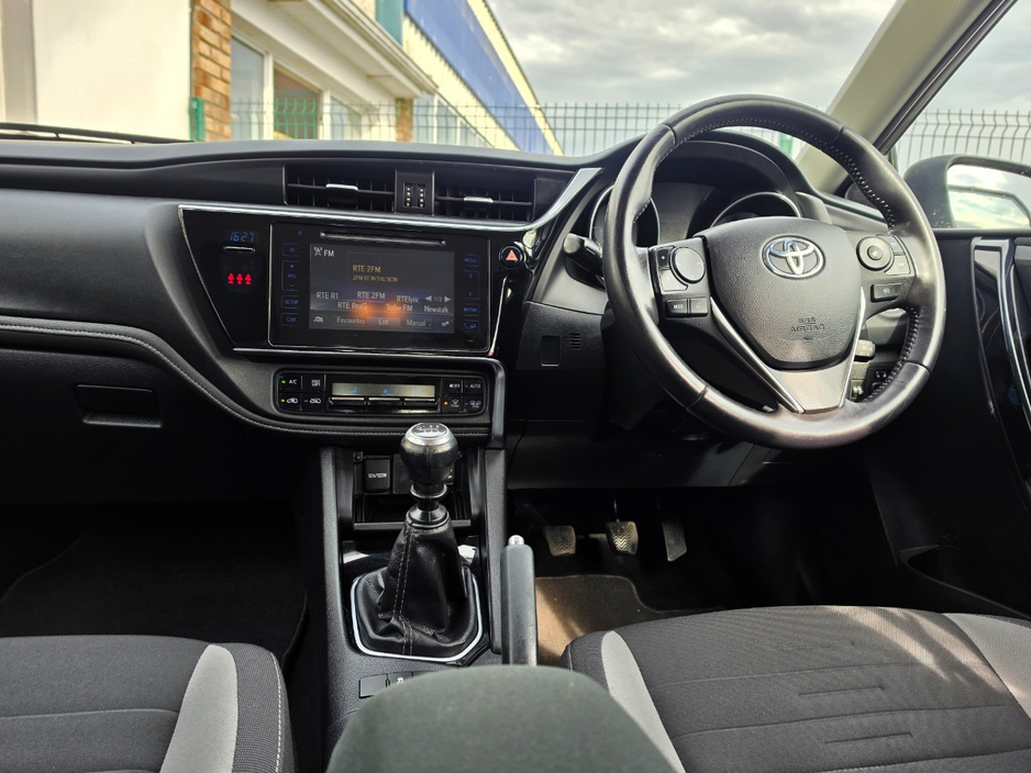 2016 Toyota Auris - image 11