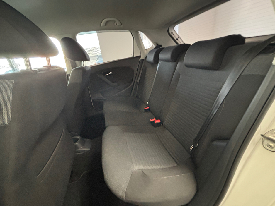 2013 Volkswagen Polo - image 11