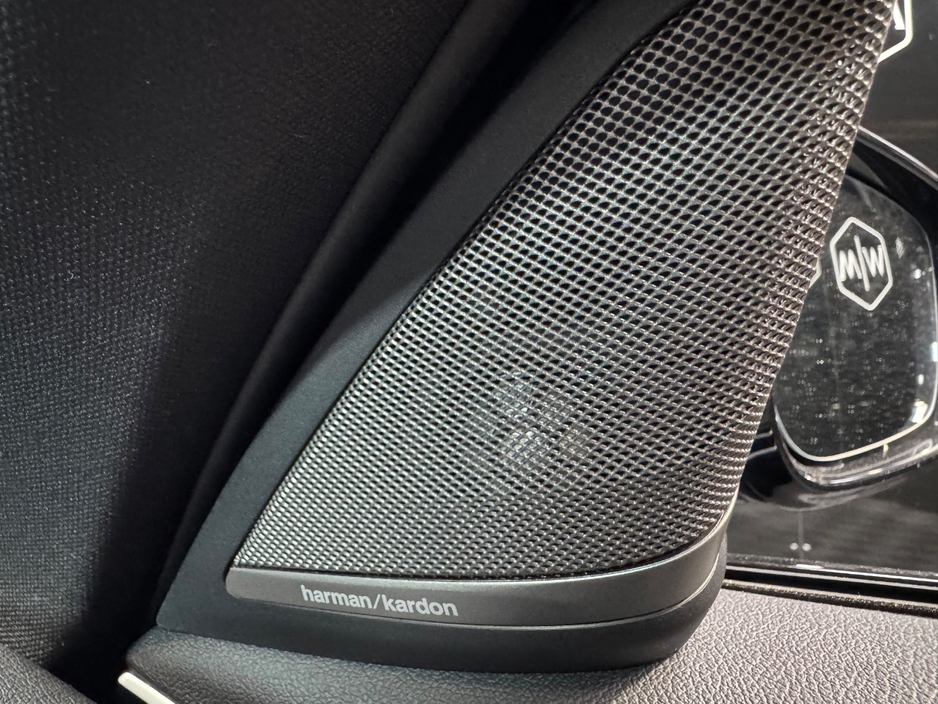 2021 BMW 5 Series - image 26