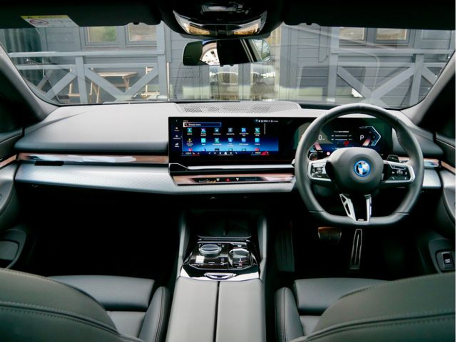 2025 BMW 5 Series - image 15