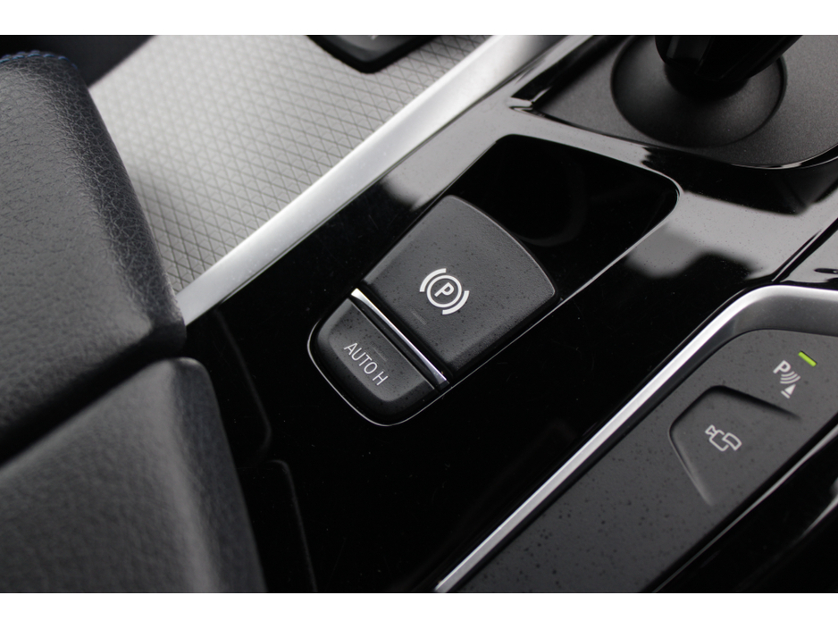 2020 BMW 5 Series - image 19