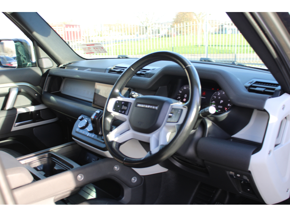 2022 Land Rover Defender - image 3