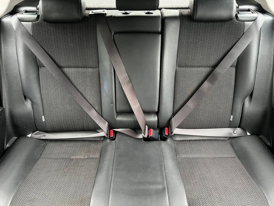 2017 Toyota Auris - image 11