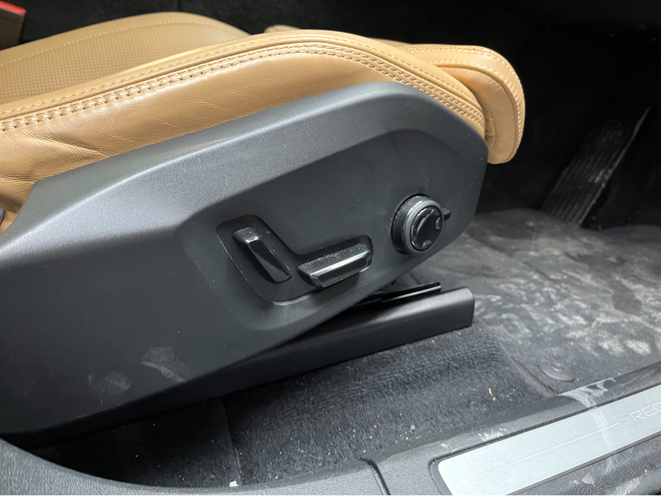 2022 Volvo XC60 - image 13