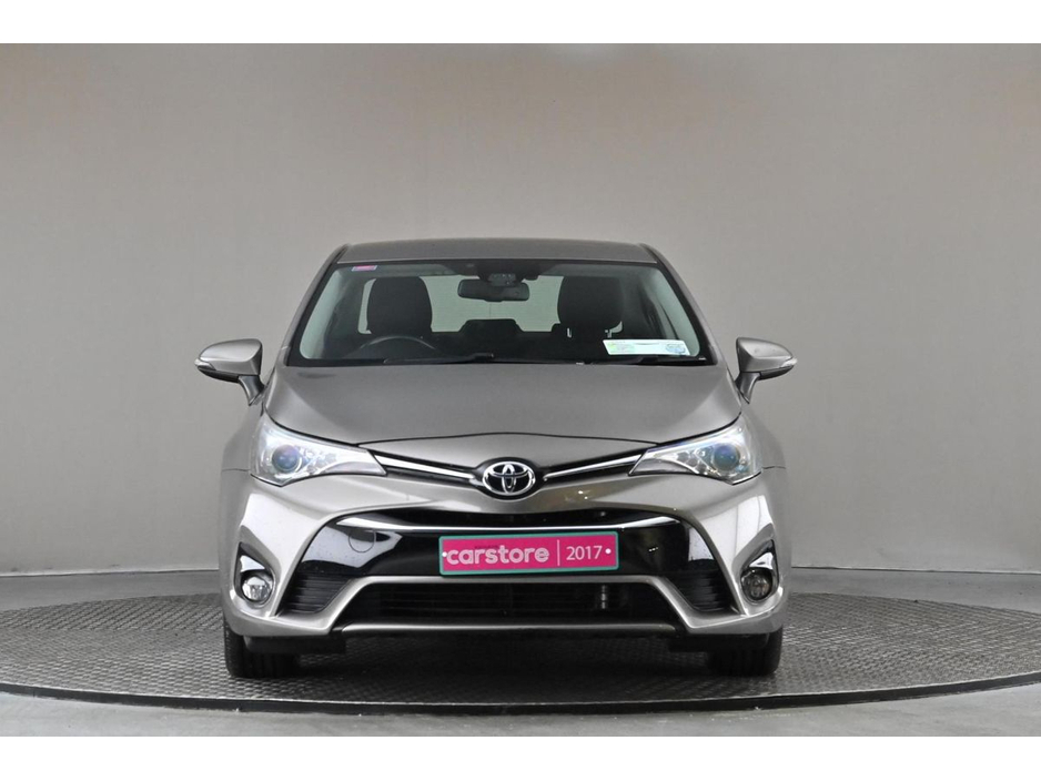 2017 Toyota Avensis - image 2
