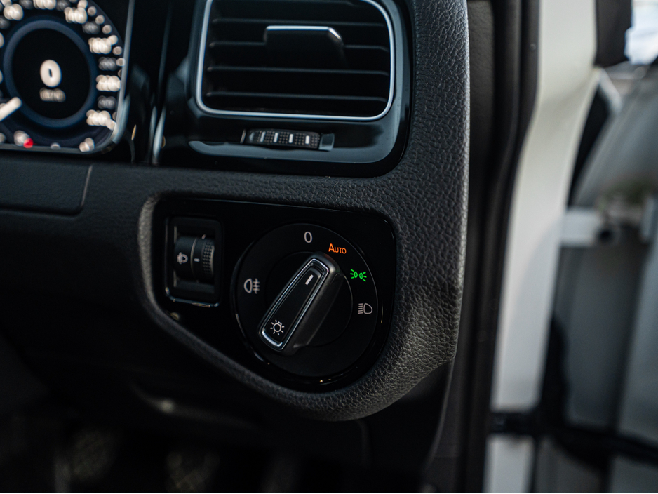 2017 Volkswagen Golf 172 Golf 1.0tsi HIGHLINE/FSH/High spec/1yr warrant €16,888