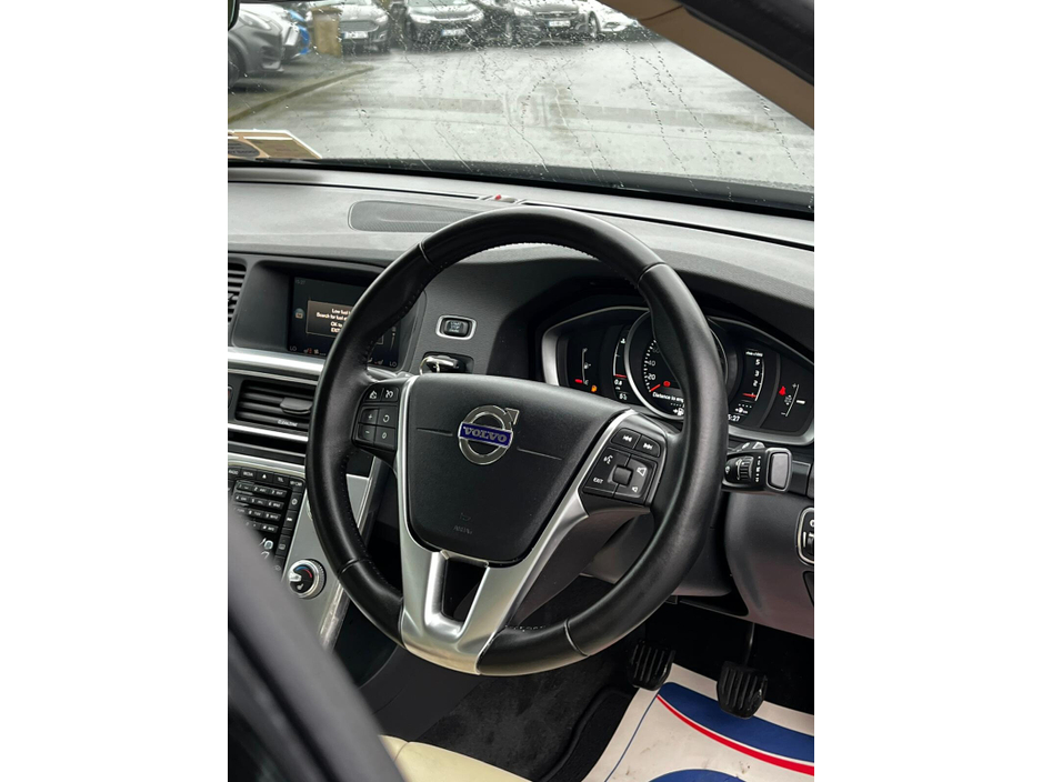 2018 Volvo S60 - image 8