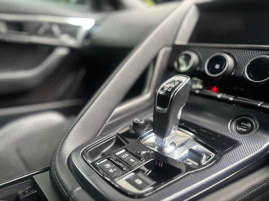 2018 Jaguar F-Type - image 17