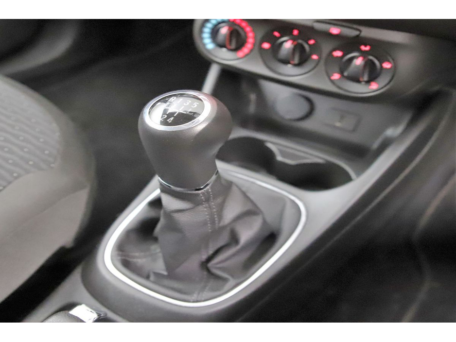 2016 Opel Corsa - image 22