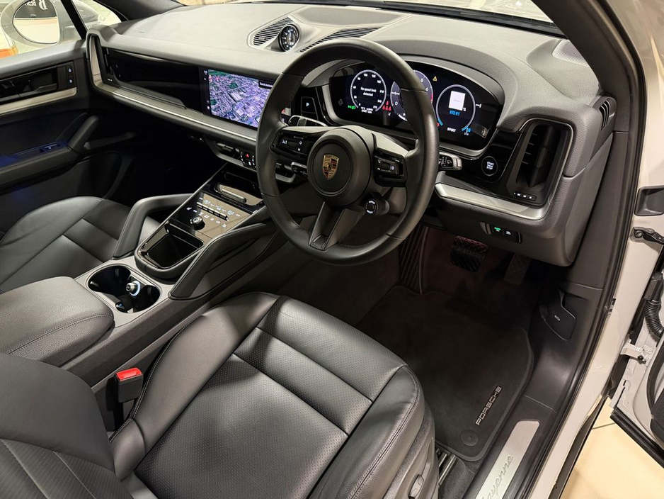 2025 Porsche Cayenne 3.0 V6 E-HYBRID=LOW MILES//HUGE SPEC//AS NEW=2 YEAR WARRANTY=TAILORED FINANCE PACKAGES AVAILABLE=TRADE IN'S WELCOME €114,995
