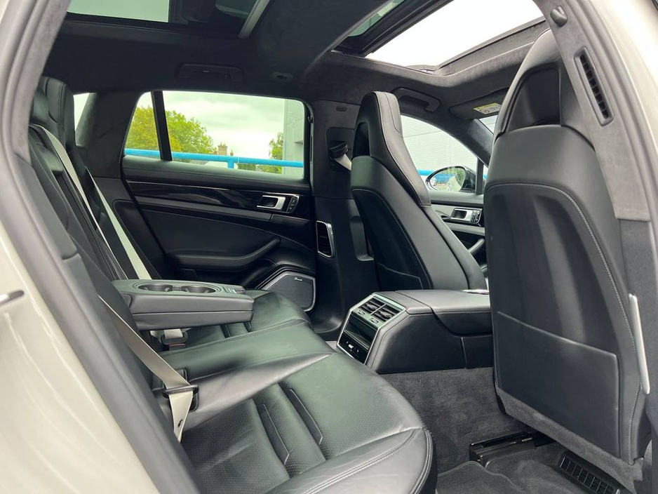 2018 Porsche Panamera - image 10