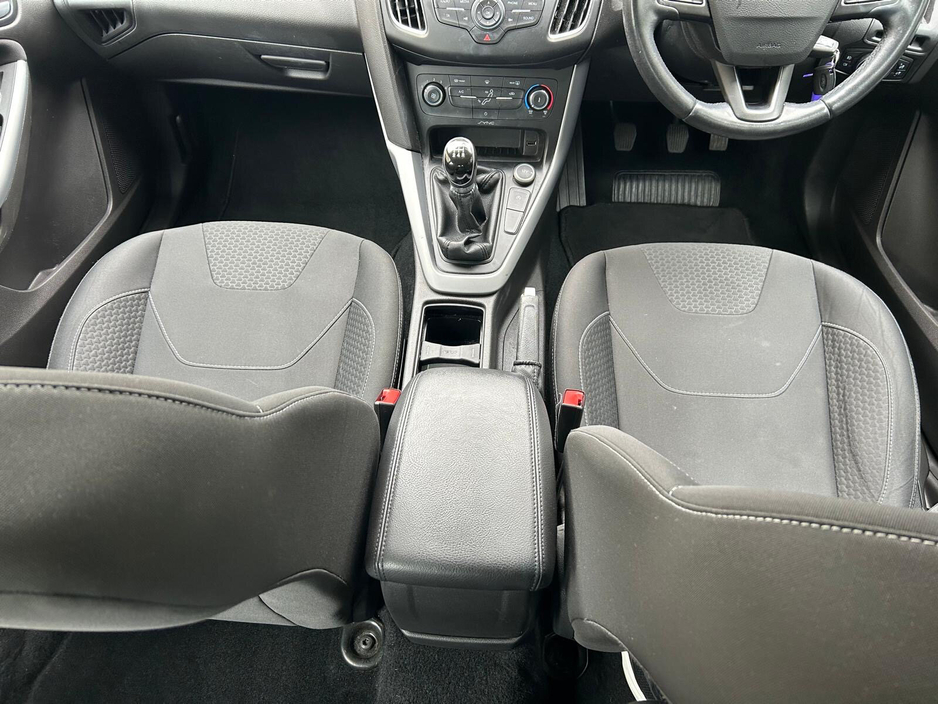 2016 Ford Focus - image 13