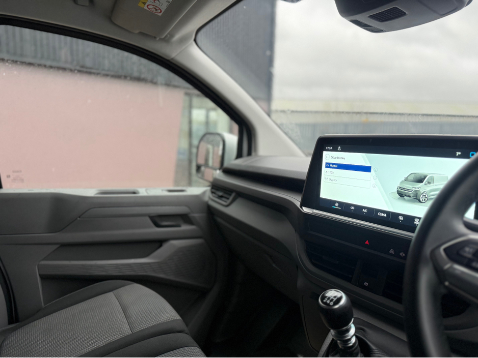 2025 Volkswagen Transporter - image 12