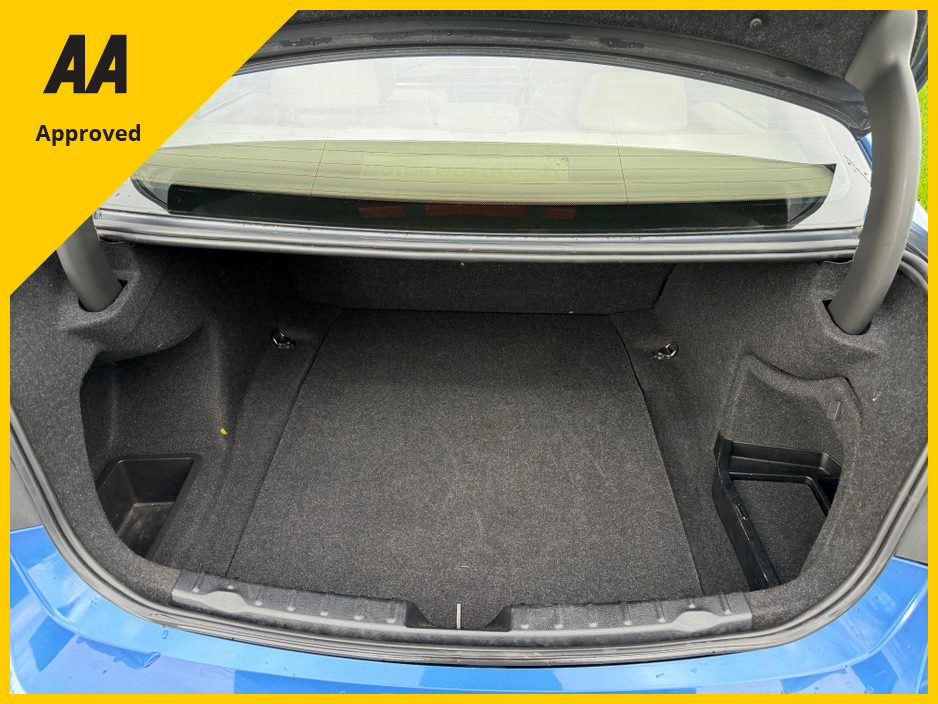 2013 BMW 3 Series - image 9