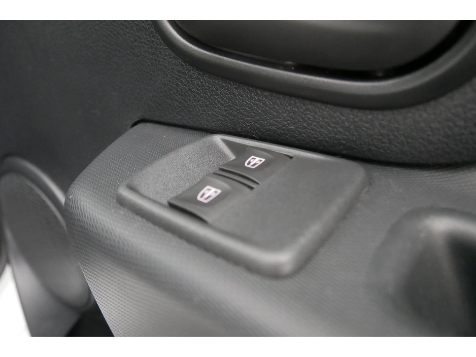 2017 Dacia Sandero - image 24