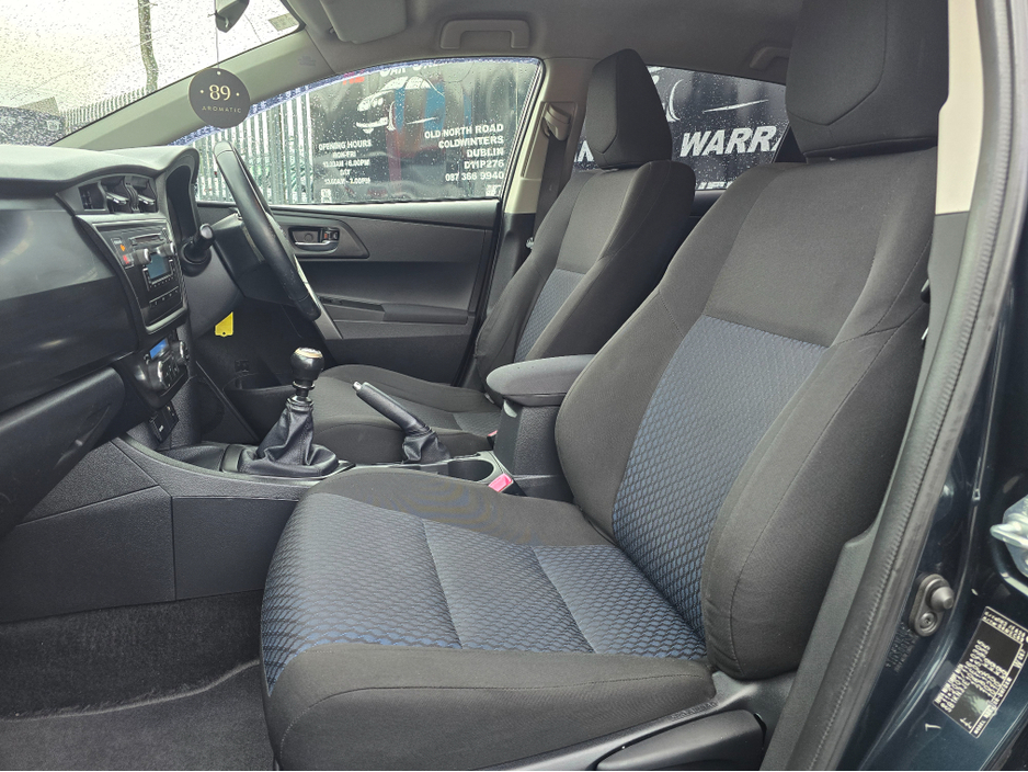 2015 Toyota Auris - image 14