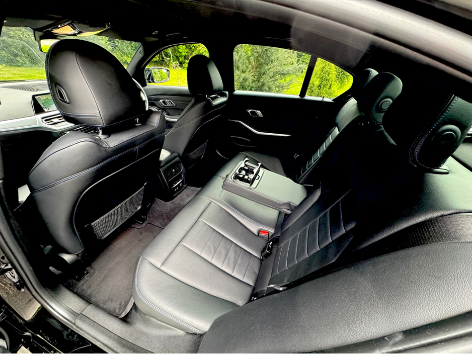 2022 BMW 3 Series - image 29