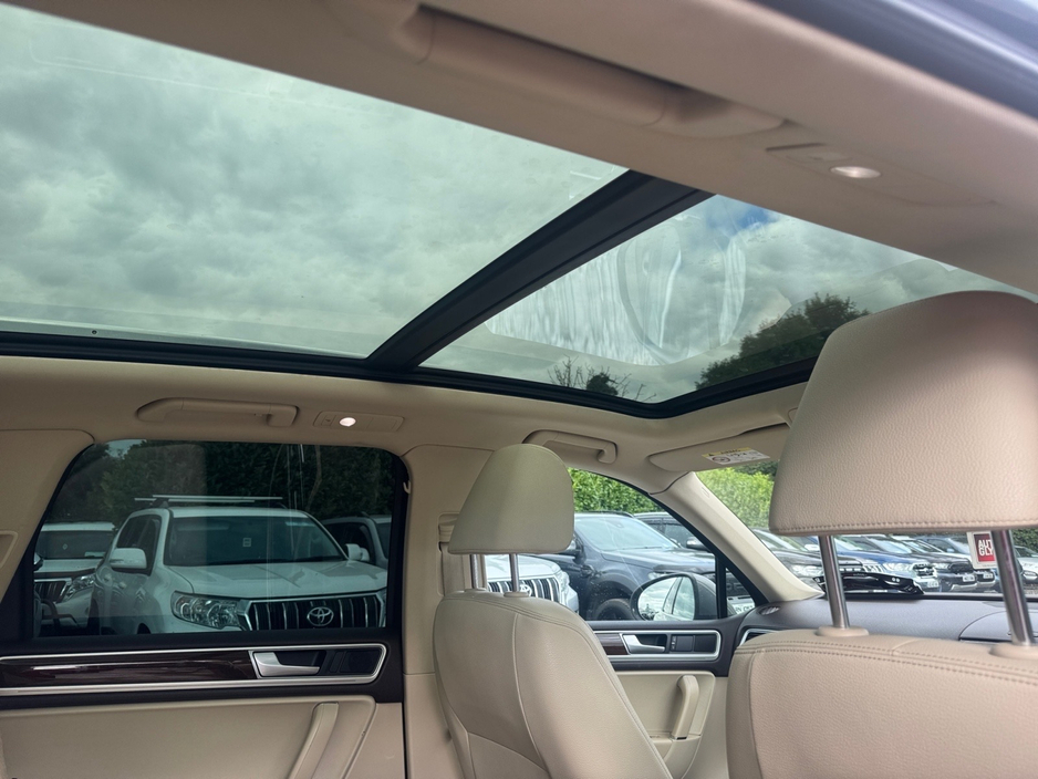 2016 Volkswagen Touareg - image 17