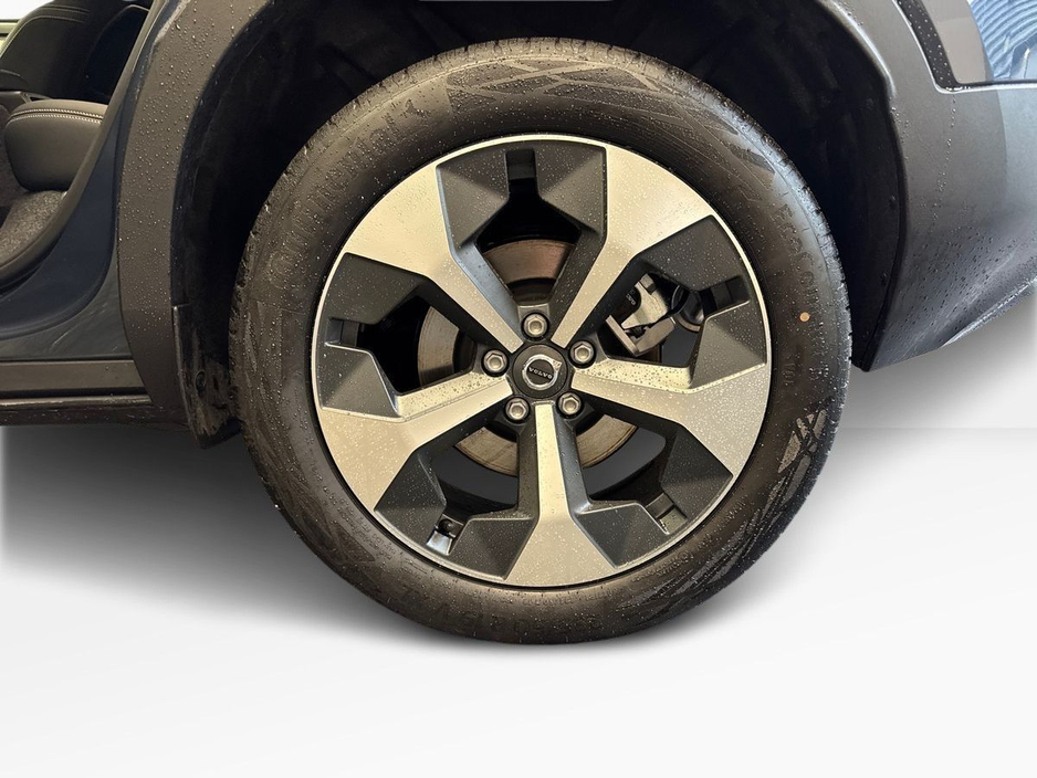 2026 Volvo XC40 - image 5