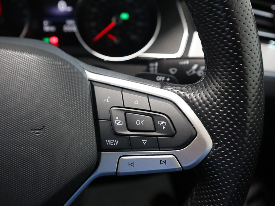 2021 Volkswagen Passat - image 13