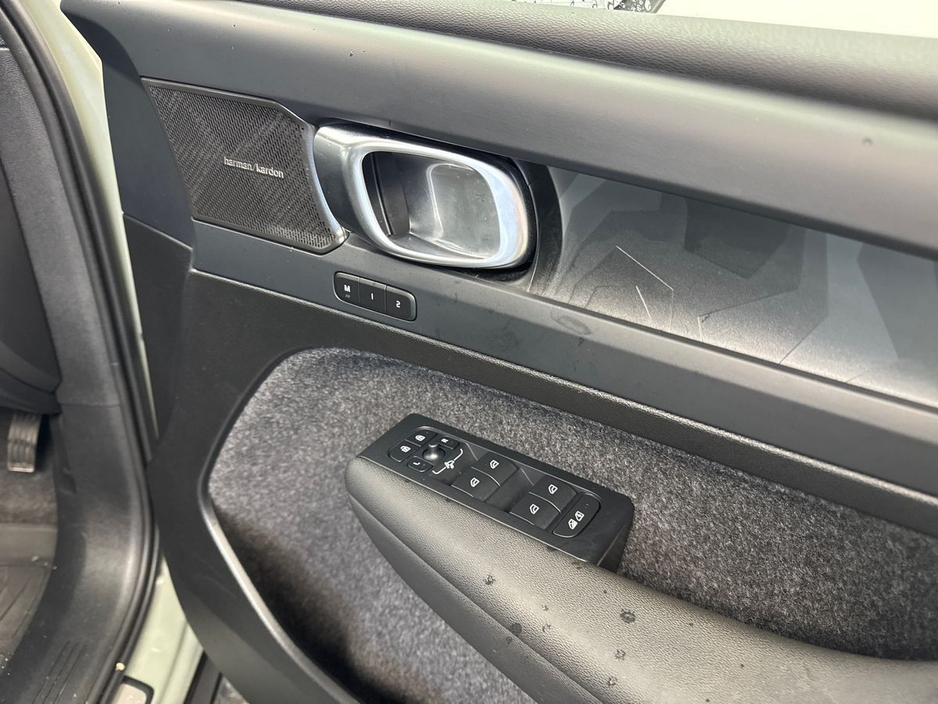 2024 Volvo XC40 - image 11