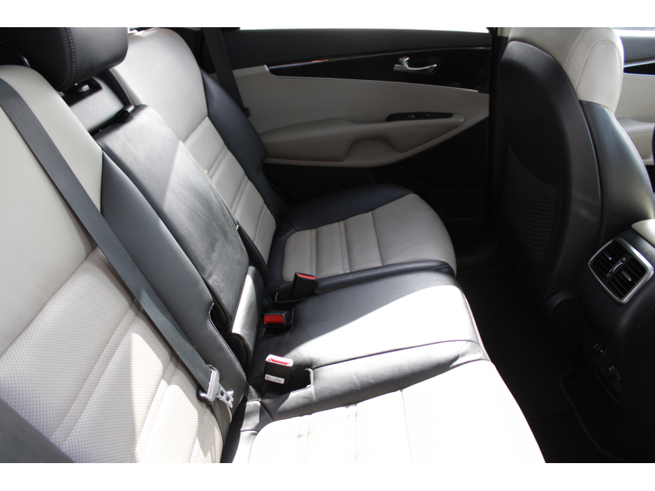 2016 Kia Sorento - image 18