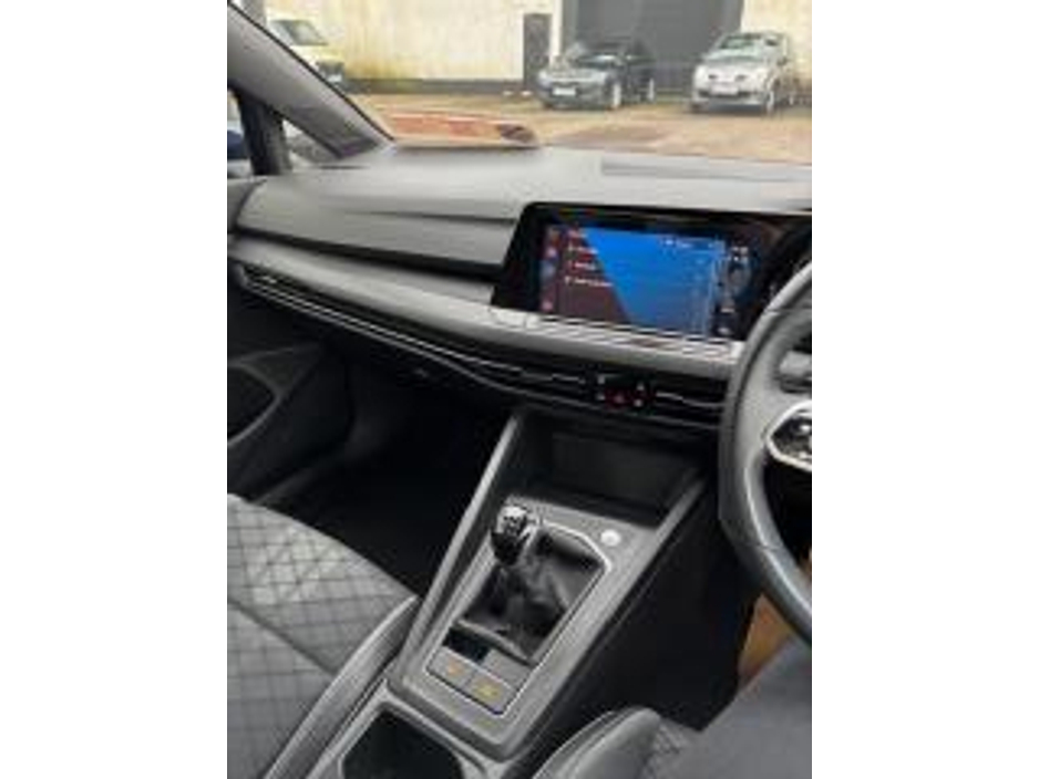 2022 Volkswagen Golf - image 8