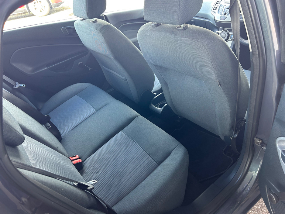 2011 Ford Fiesta - image 2