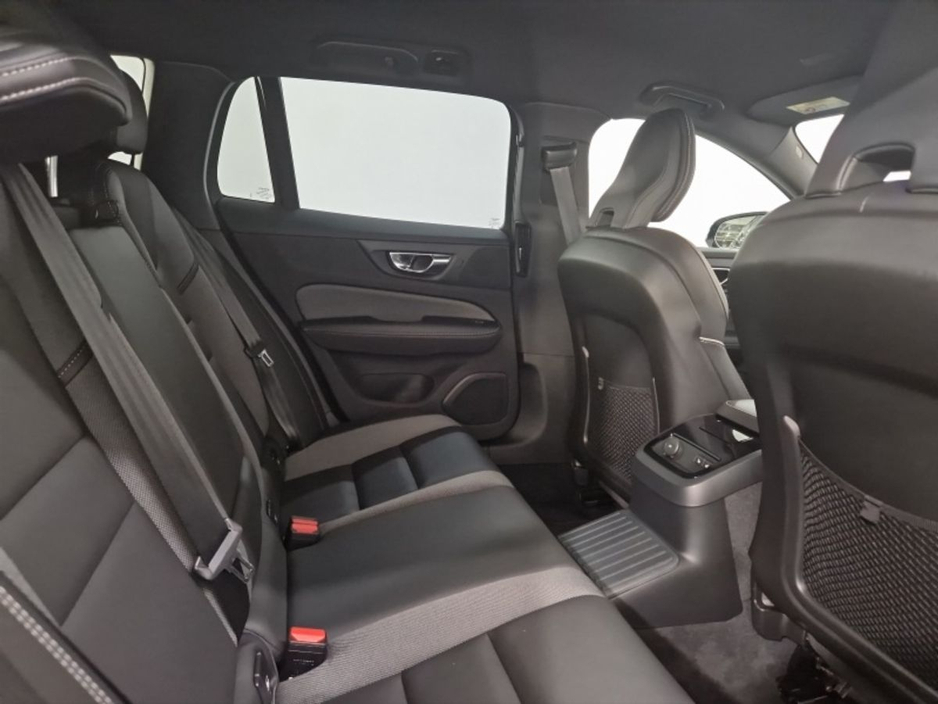 2024 Volvo V60 - image 7