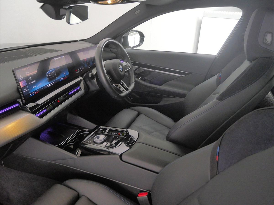 2025 BMW 5 Series - image 7