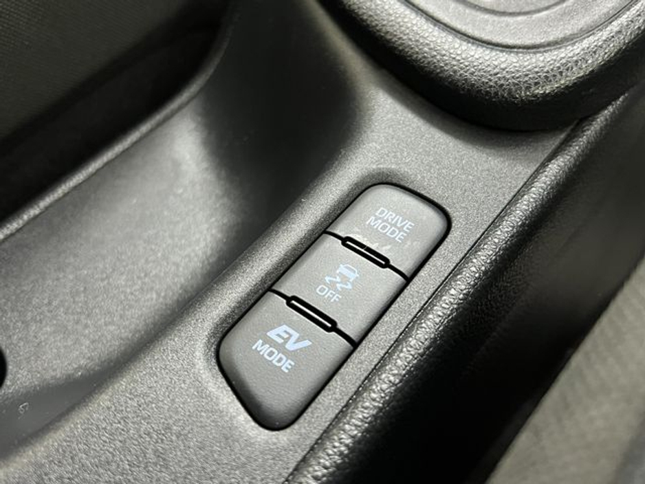 2021 Toyota Yaris - image 26