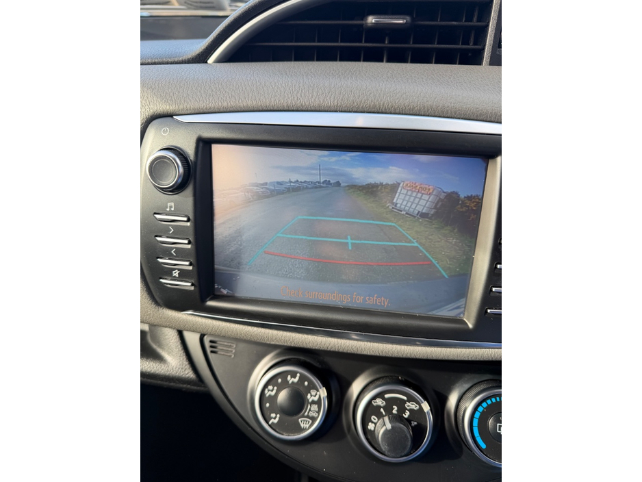 2017 Toyota Yaris - image 6