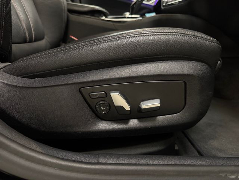 2020 BMW 5 Series - image 21