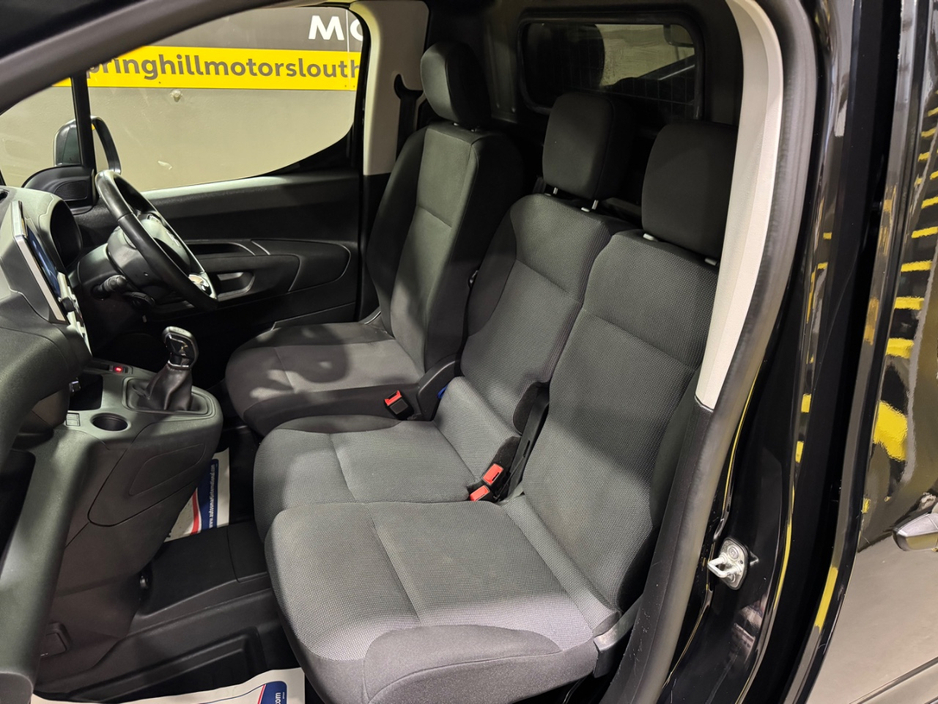 2021 Citroen Berlingo - image 9